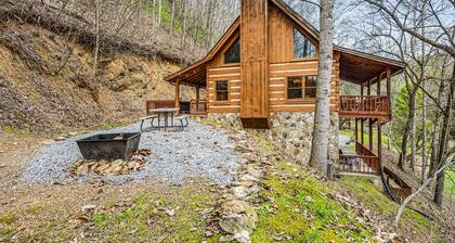 Secluded Log Cabin! Free pool access, big yard, awesome location!