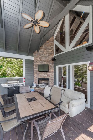 Outdoor dining - CEDAR COVE CINEMA ~ Dockable Lakefront Cabin ~ Amazing Lake Views (Sevierville)