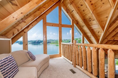 CEDAR COVE CINEMA ~ Dockable Lakefront Cabin ~ Amazing Lake Views