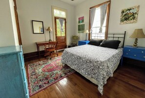 6 habitaciones, escritorio y tabla de planchar con plancha 