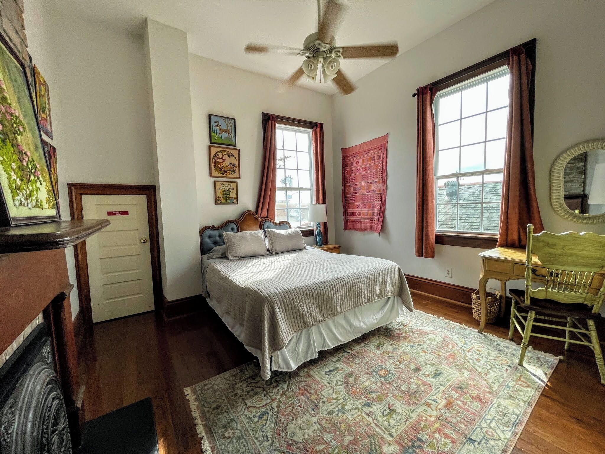 6 bedrooms, desk, iron/ironing board, travel crib