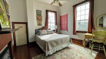 6 bedrooms, desk, iron/ironing board, travel crib