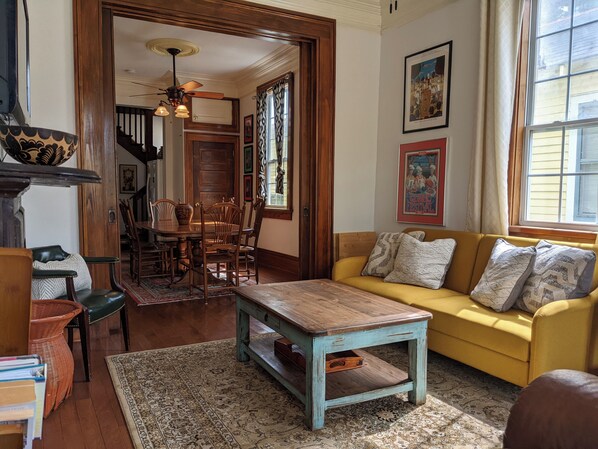 Télévision, lecteur de DVD, livres, vidéothèque