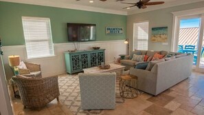 Téléviseur, jeux vidéo, lecteur de DVD, table de baby-foot