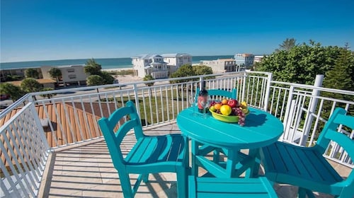 Across from Beach, Free Golf Cart, Heated Pool, Game Room, Rooftop Deck