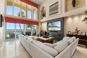 Fernseher, Kamin, Videospiele, Tischtennisplatte