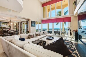 Una televisión, una chimenea, videojuegos, una mesa de tenis de mesa