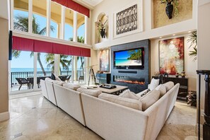 Una televisión, una chimenea, videojuegos, una mesa de tenis de mesa