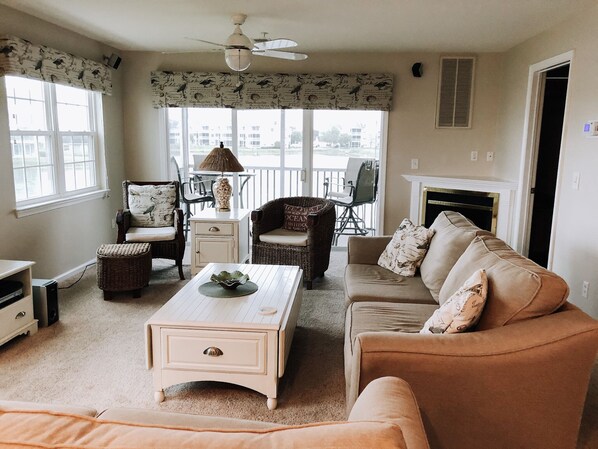 Fernseher, Kamin, Bücher