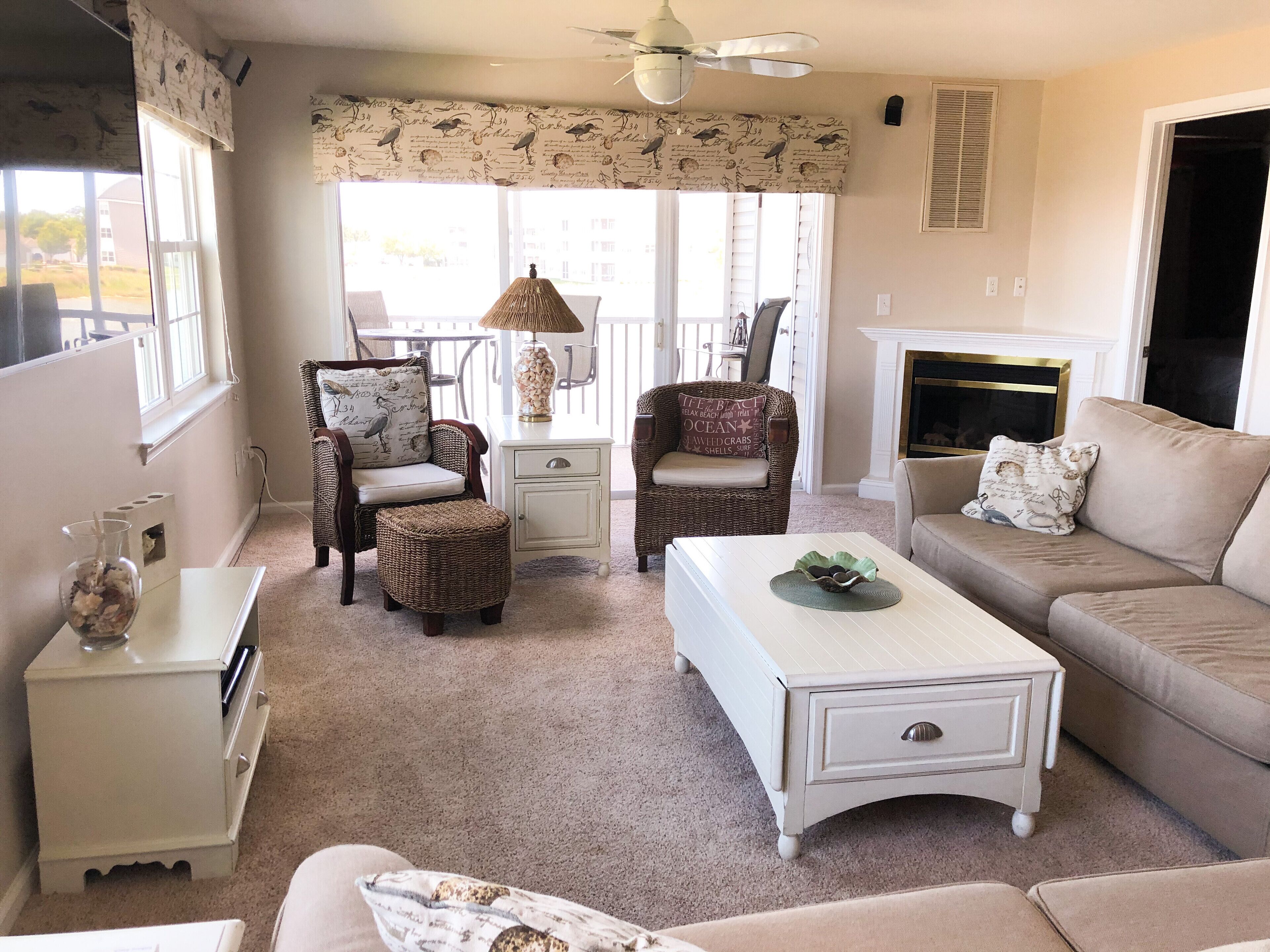 Télévision, cheminée, livres