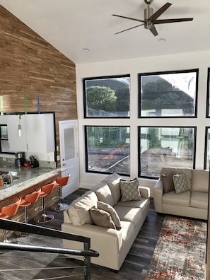 Smart TV y chimenea 