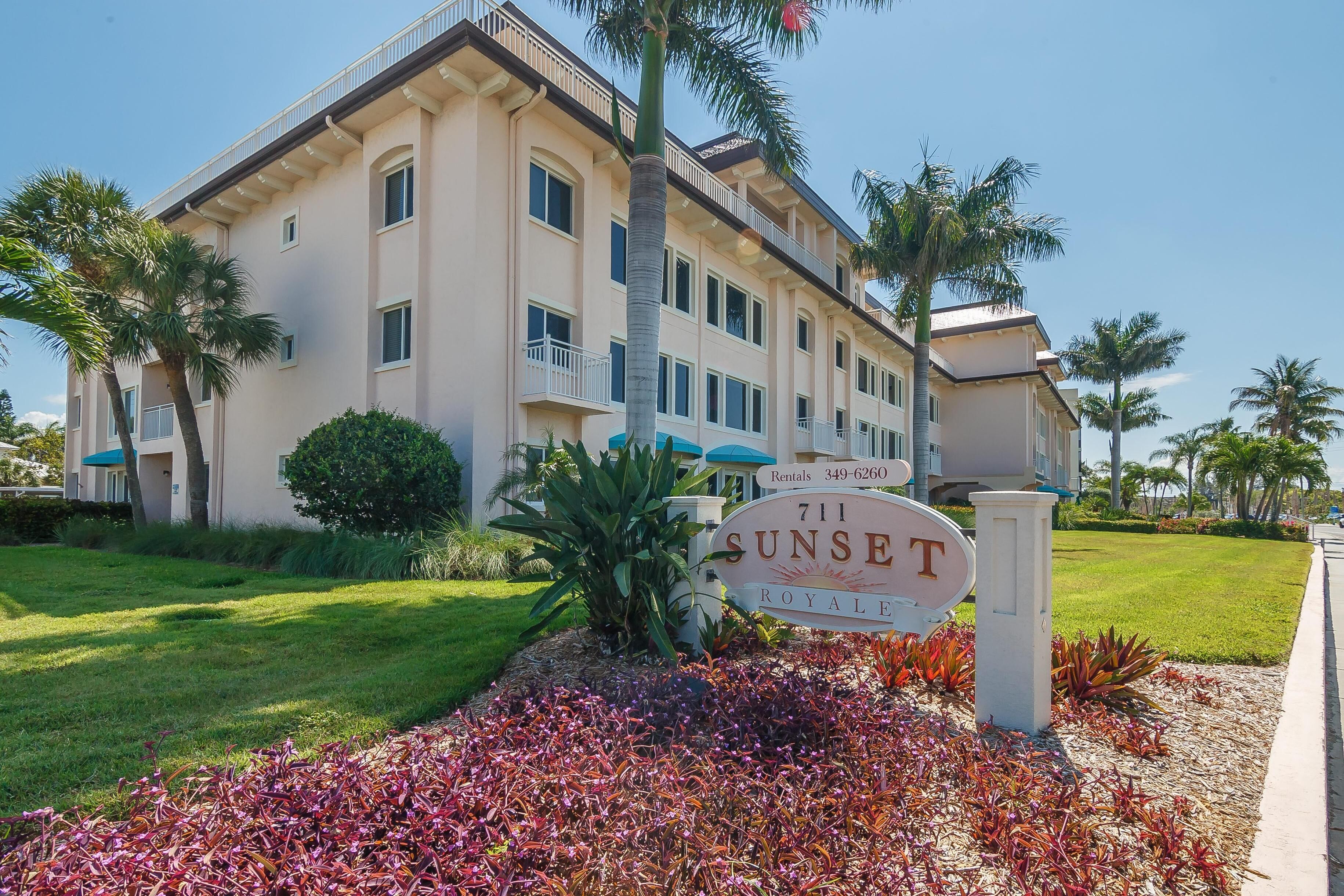 This beautiful 1 bedroom condo sits across the street from Siesta Key Beach.