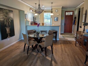 Dining - Beautifully updated with golf course view! Low Rates! Great Value! (Waikoloa)