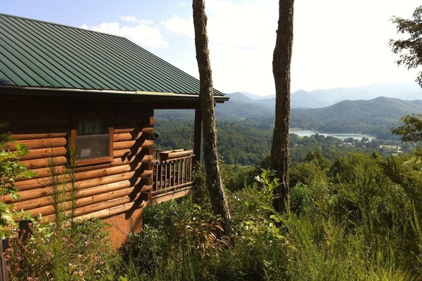 Secluded Log Home with lake, mountain and sunset view.