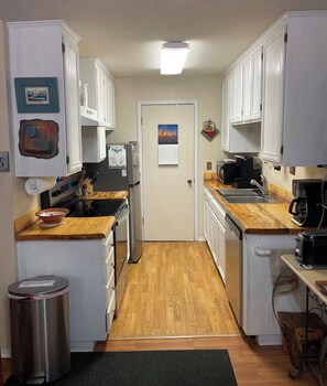 Full-size fridge, microwave, oven, stovetop - Vacation Ski/Mountain Bike getaway ***LABOR DAY SPECIAL*** from $130 to $110 (Angel Fire)