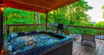 Hanki valmis syksyyn! 3 metsäinen Acres, kaunis järvinäköala, Hot Tub ja Fire Pit!