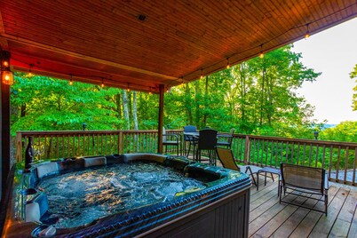 5 BR, 3 King Beds, Fire Pit, Hot Tub, Game room! Amazing Year Round Lake View!!