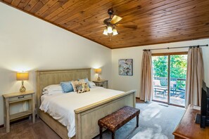 5 bedrooms, iron/ironing board, free WiFi, bed sheets - 5 BR, 3 King Beds, Fire Pit, Hot Tub, Game room! Amazing Year Round Lake View!! (Sparta)