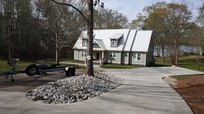 Exterior - Sandy Beach on Cove Lake Front House - Big Yard, Dock & Natural Sandy Beach (Eatonton)