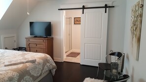 5 bedrooms, iron/ironing board, WiFi, bed sheets