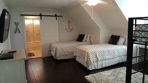 5 bedrooms, iron/ironing board, WiFi, bed sheets - Sandy Beach on Cove Lake Front House - Big Yard, Dock & Natural Sandy Beach (Eatonton)