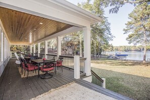 Outdoor dining - Sandy Beach on Cove Lake Front House - Big Yard, Dock & Natural Sandy Beach (Eatonton)