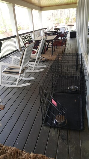 Outdoor dining - Sandy Beach on Cove Lake Front House - Big Yard, Dock & Natural Sandy Beach (Eatonton)