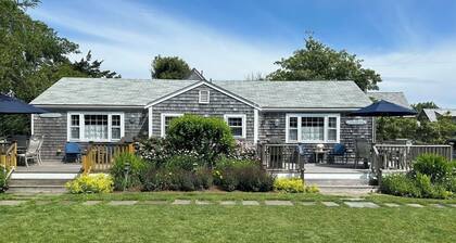 Walk to Town! Bike or Bus to Beach! Charming Cottage- Leeward- on Private Lane