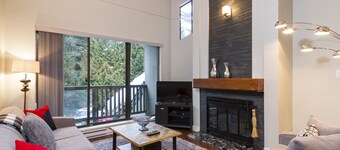 Luxury Clean Family Friendly Townhome, Located 150m from the Ski Lifts