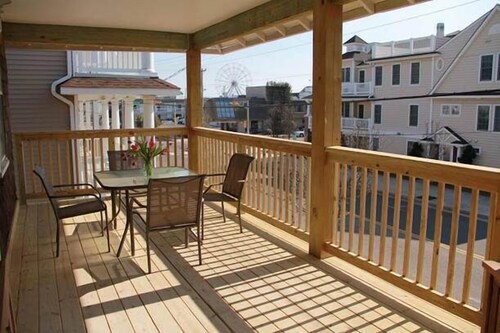 ONE BLOCK TO BEACH & BOARDWALK - 8 bedroom family home with 3 separate units.
