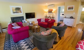 TV, fireplace, books - Napa Valley Retreat in Calistoga! (Calistoga)