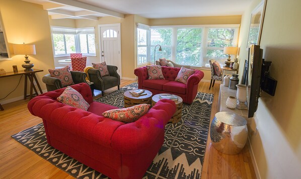 Televisión, chimenea y libros