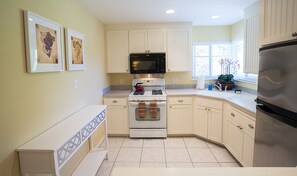 Fridge, microwave, oven, stovetop - Napa Valley Retreat in Calistoga! (Calistoga)