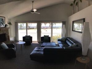 TV connectée, cheminée, lecteur de DVD, livres