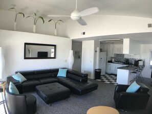 Smart-tv, pejs, dvd-afspiller, bøger