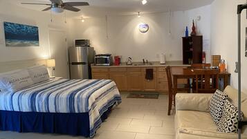 Een strijkplank/strijkijzer, reisbedje, gratis wifi, beddengoed