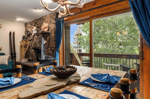 Cozy Log Cabin Condo, Ski-In, Hot Tub, Fireplace & Western Style. Sleeps 4.