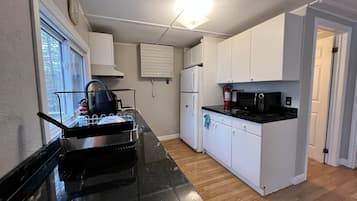 Kühlschrank, Mikrowelle, Herdplatte, Wasserkocher mit Kaffee-/Teezubehör