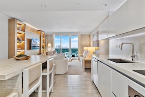 Réfrigérateur, micro-ondes, four, plaque de cuisson