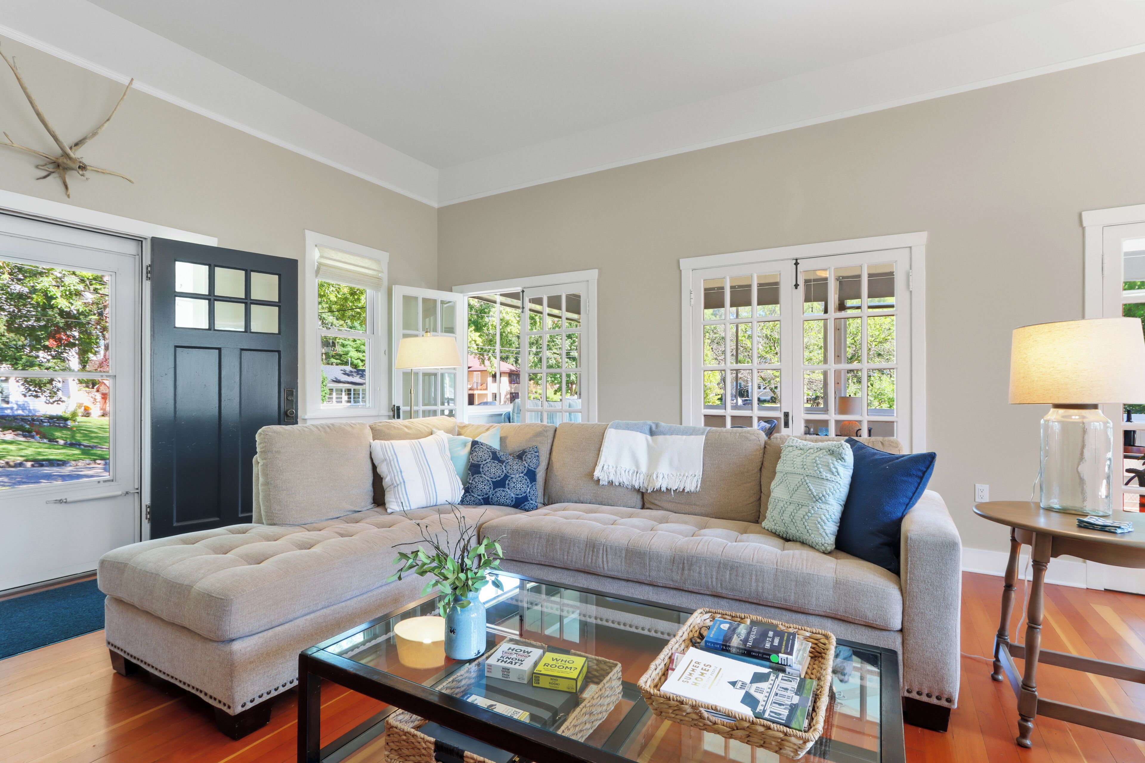 Smart TV, DVD player, stereo