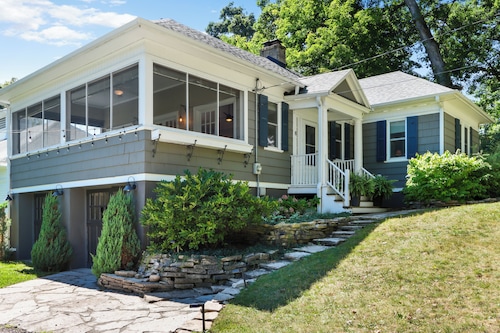 Vintage Lake House One Block From Lake Geneva 
Sunny home with lovely view