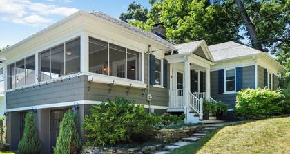 Vintage Lake House One Block From Lake Geneva
Sunny home with lovely view