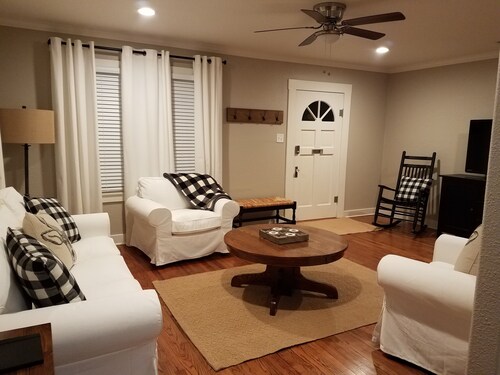 6 Blocks from Downtown Main Street- Great for Families & Girls Weekend 