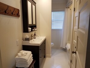 Ensemble douche/baignoire, sèche-cheveux, serviettes fournies, savon