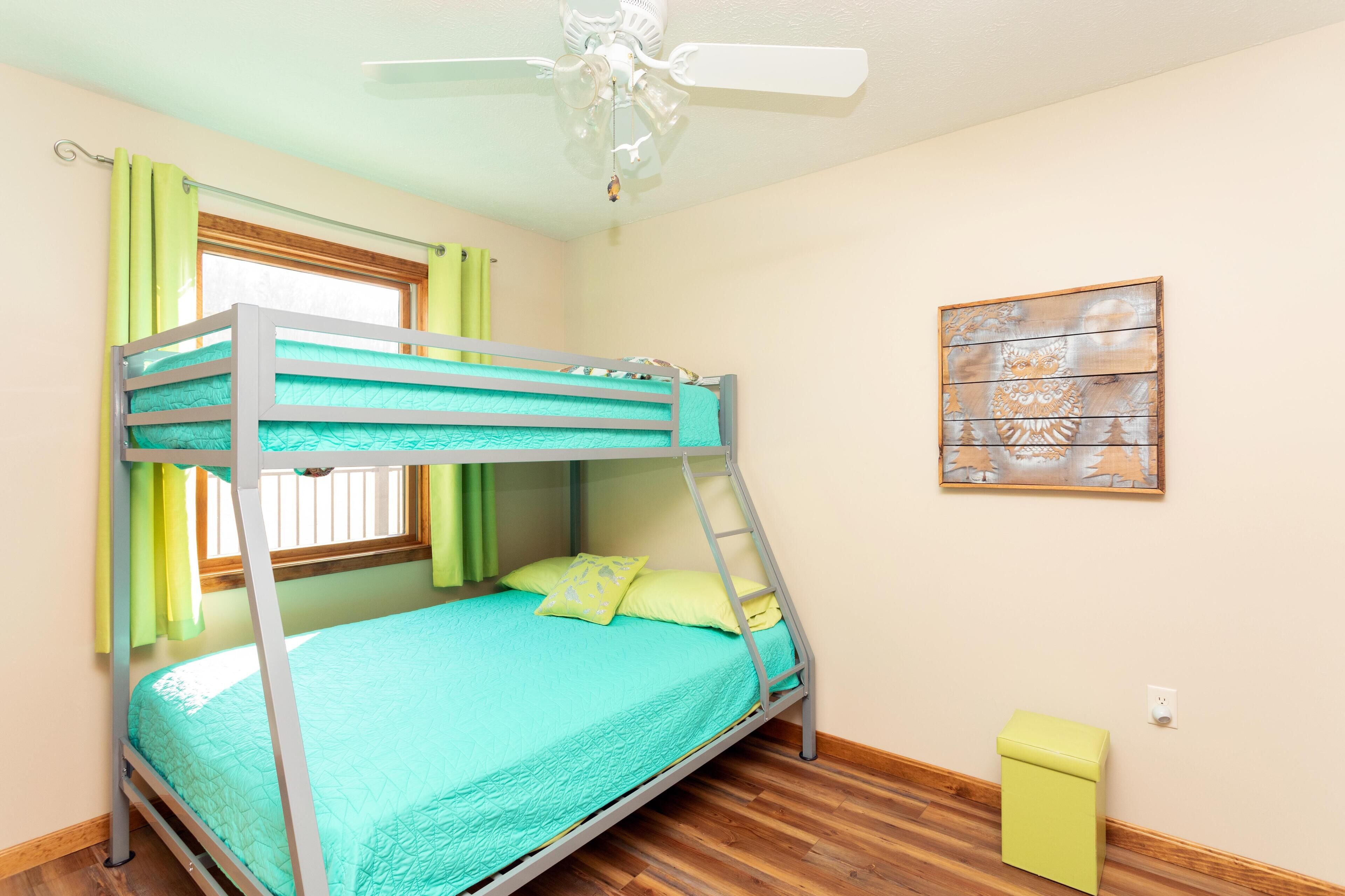 3 bedrooms, desk, iron/ironing board, travel crib