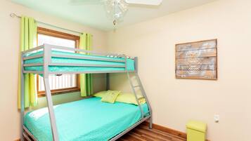 3 bedrooms, desk, iron/ironing board, travel crib