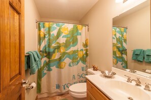 Ensemble douche/baignoire, sèche-cheveux, serviettes fournies, savon