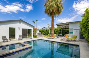 Utendørsbasseng og et oppvarmet basseng