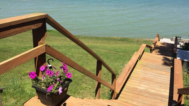 Une terrasse en bois avec vue sur l’océan.