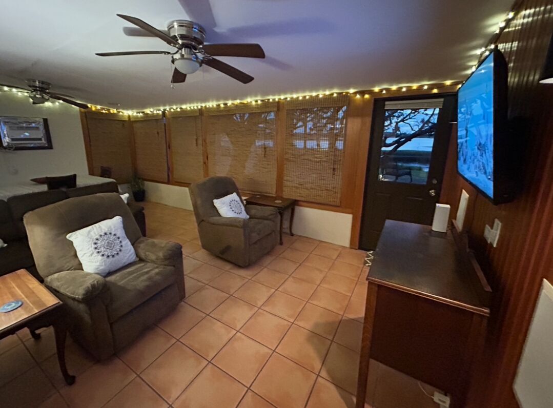 Älytelevisio, kirjoja, videokirjasto